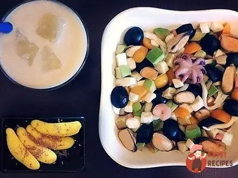 Десертний салат з морепродуктів, авокадо та фізалісу