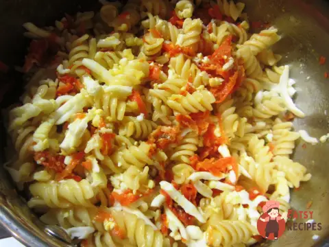 Макарони з яйцем та морквою