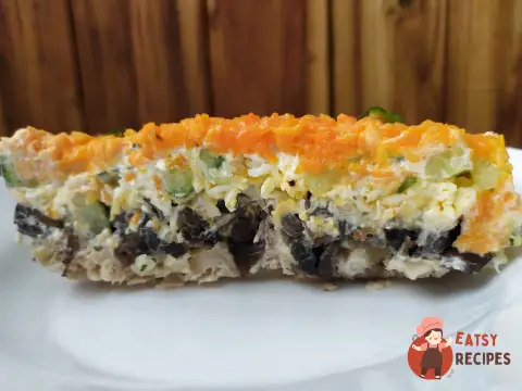 Листя салату з куркою та грибами