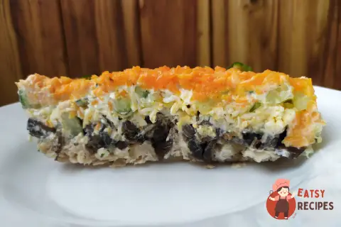 Листя салату з куркою та грибами