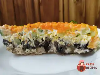 Листя салату з куркою та грибами