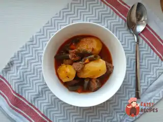 Яловичина в казані з овочами