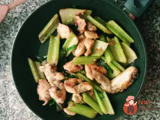 Курка смажена з селери за рецептом Марти Стюарт