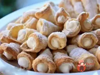 Листкові трубочки з вершковим кремом