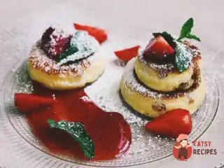 Сирники з полуничним соусом