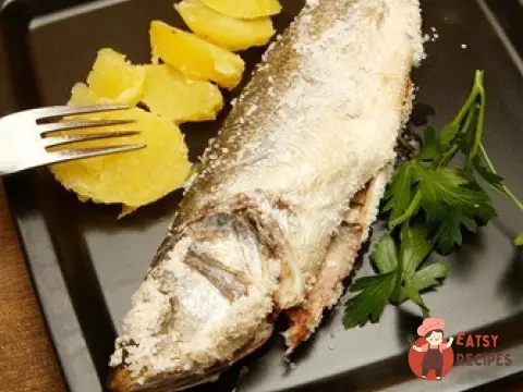 Сибас з розмарином, запечений у соляній кірці