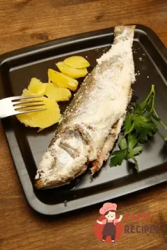 Сибас з розмарином, запечений у соляній кірці