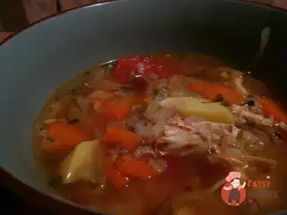 Гречаний суп з куркою та овочами