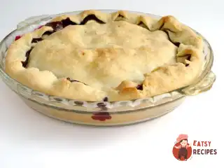 Закритий пісочний пиріг з чотирма видами ягід.