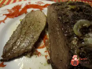 Яловичина під винним соусом