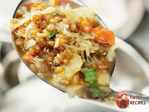 Пшенична каша з капустою та морквою