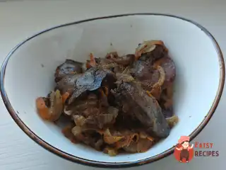 Тушкована куряча печінка