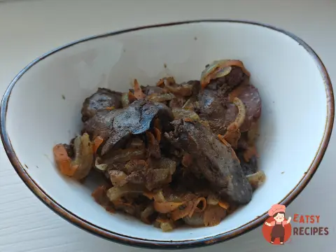 Тушкована куряча печінка