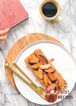 Млинці з карамелізованими сезонними фруктами