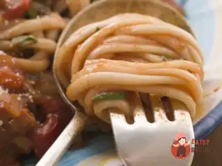 Лінгвіні з помідорами та базиліком