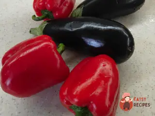 Крок 1: Салат з куркою, печеними баклажанами, перцем та рукколою