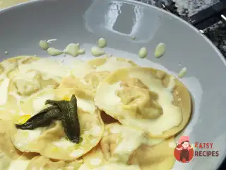 Равіолі з крабовим м'ясом та вершковим соусом.