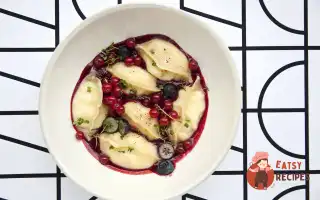 Вареники З Сиром, Ягідним Соусом Та Сметаною