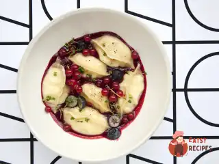 Вареники з сиром, ягідним соусом та сметаною