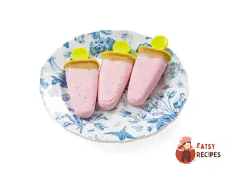 Полуничне морозиво-чизкейк на паличці (popsicle)