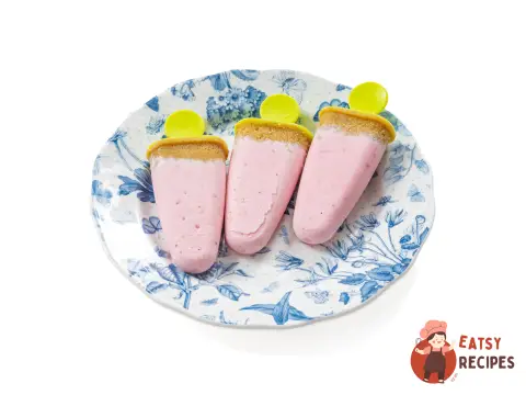 Полуничне морозиво-чизкейк на паличці (popsicle)