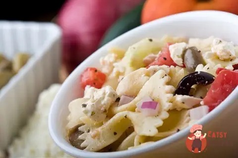 Грецький салат із макаронами