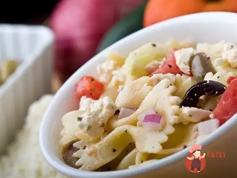 Грецький салат із макаронами
