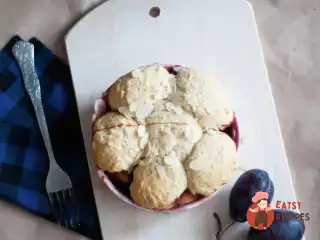 Сливовий коблер з мигдалем