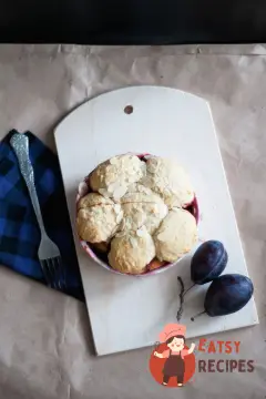 Сливовий коблер з мигдалем