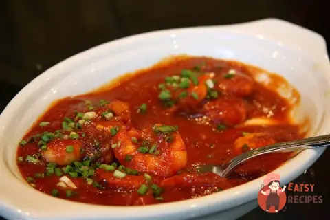 Креветки з каперсами та томатним соусом
