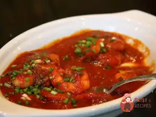 Креветки з каперсами та томатним соусом