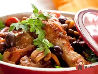 Курка з каперсами, анчоусами, часником та оливками в томатному соусі