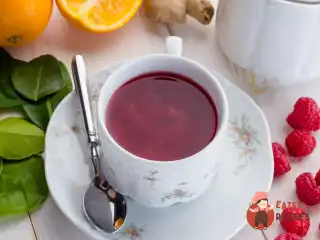 Гарячий коктейль з малиною та шипшиною