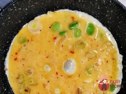 Гостра яєчня з цибулею-пореєм