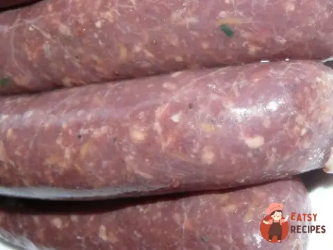 Пряні м'ясні домашні ковбаски