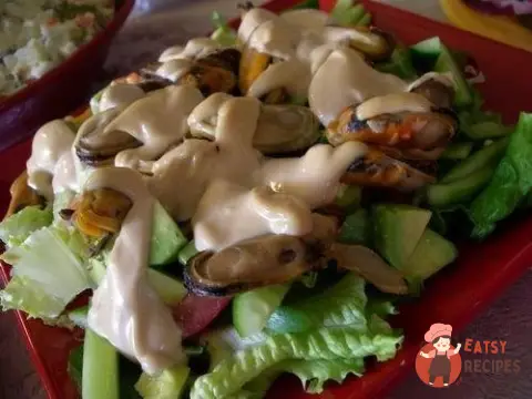 Салат з мідіями та овочами