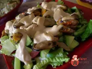 Салат з мідіями та овочами