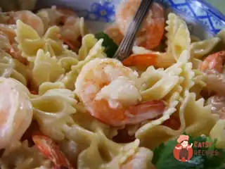 Салат з пасти, креветок та базиліка