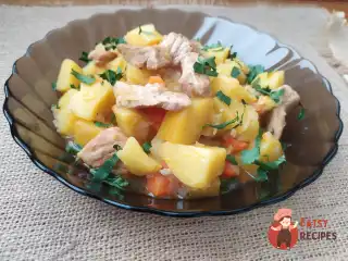 Свинина тушкована з картоплею