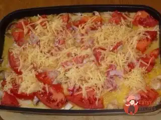 Свинина запечена з овочами під соусом бешамель