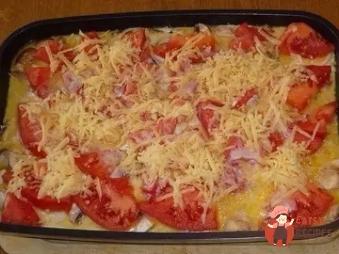Свинина запечена з овочами під соусом бешамель