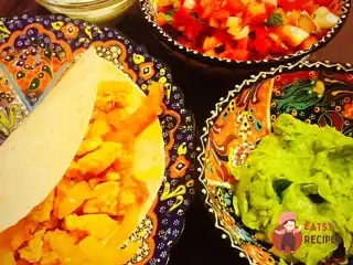 Фахітас з куркою з соусами сальса та гуакамоле