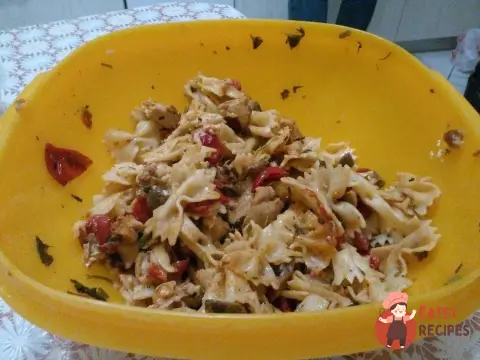 Фарфалле з куркою, грибами та рикоттою