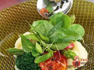 Салат із овочів з імбирно-чесночним соусом