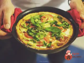 Пишний омлет з ковбасою та зеленою цибулею
