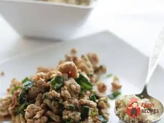 Салат з травами, рубаною куркою та пряною заправкою