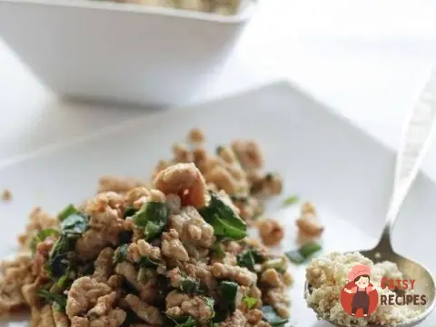 Салат з травами, рубаною куркою та пряною заправкою