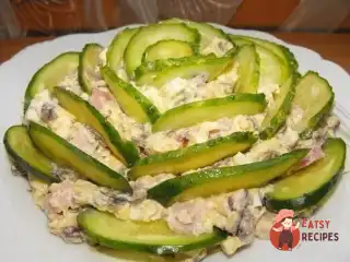 Салат з шинкою, грибами та огірками