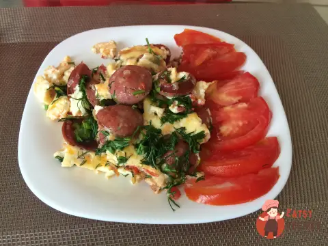 Простий омлет із сосисками та помідорами