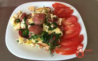 Простий Омлет Із Сосисками Та Помідорами